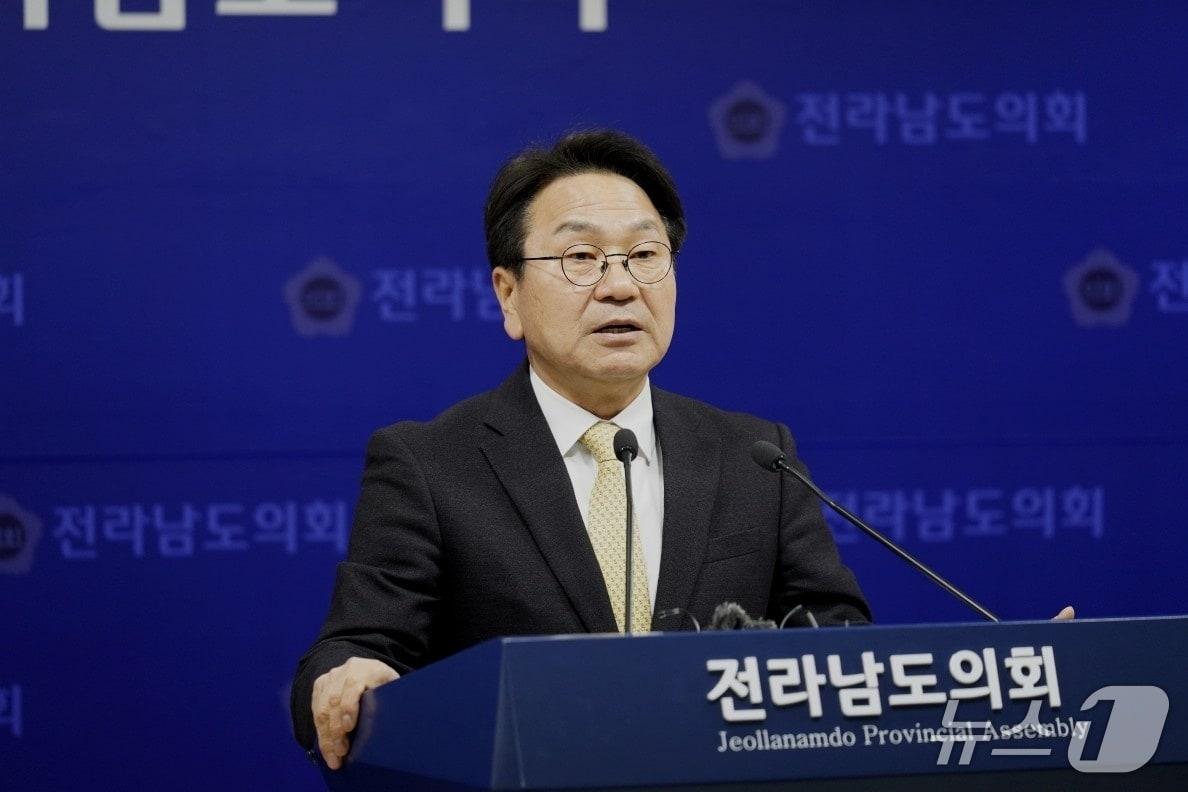 본문 이미지 - 강기정 더불어민주당 전남광주특별시장 경선 후보가 18일 전남도의회에서 기자회견을 갖고 '서남권 100만 글로벌 공항도시' 비전을 발표하고 있다. (강기정 후보 제공, 재판매 및 DB지)/뉴스1