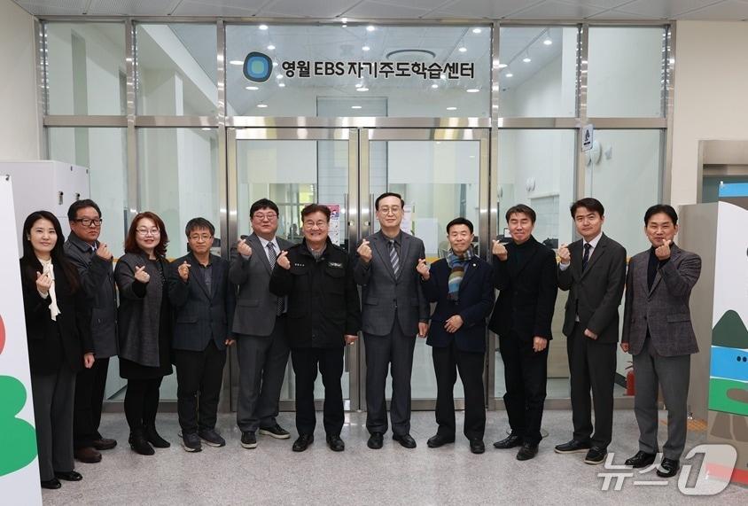본문 이미지 - 강원 '영월 EBS 자기주도학습센터'가 18일 청소년꿈터에 문을 연 가운데, 이날 개소식에 참석한 영월군과 영월교육지원청 관계자들이 기념 사진을 촬영하고 있다. (영월군 제공. 재판매 및 DB금지) 2026.3.18/뉴스1