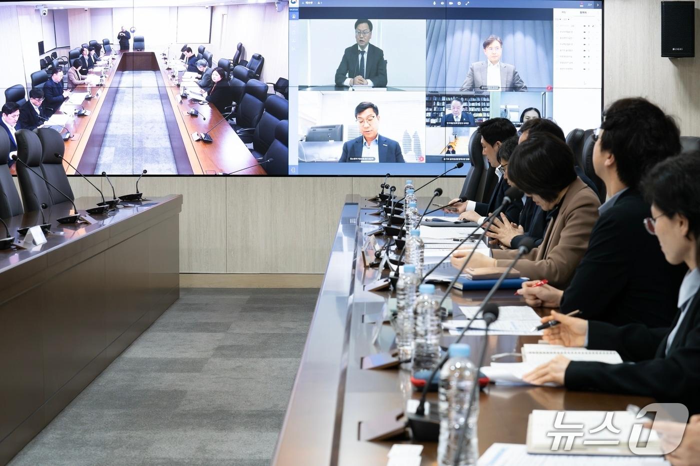 본문 이미지 - 김성범 해양수산부 차관 주재 중동 상황 관련 수출입 물류 점검 회의(해양수산부 제공)