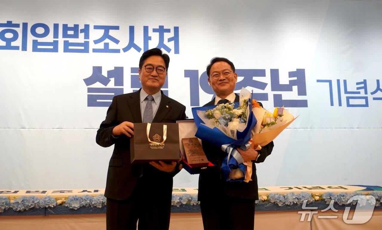 본문 이미지 - 더불어민주당 허영 의원이 18일 국회입법조사처 설립 19주년 기념식에서 조사회답 우수의원으로 선정돼 국회의장 공로패를 수상한뒤 우원식 국회의장과 기념촬영을 하고 있다.(허영 의원실 제공, 재판매 및 DB금지)