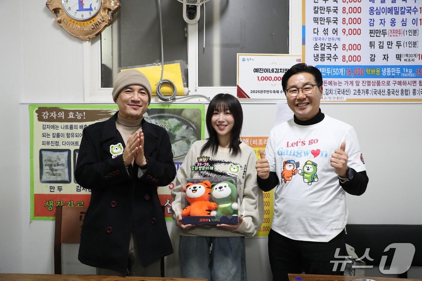 본문 이미지 - 강원관광재단은 18일 강원 원주 도래미 시장에서 인기 크리에이터 쯔양과 함께 '2026 강원 방문의 해'와 '원주 만두축제'를 알리는 K-푸드 콘텐츠를 촬영했다.(강원관광재단 제공. 재판매 및 DB금지)/뉴스1
