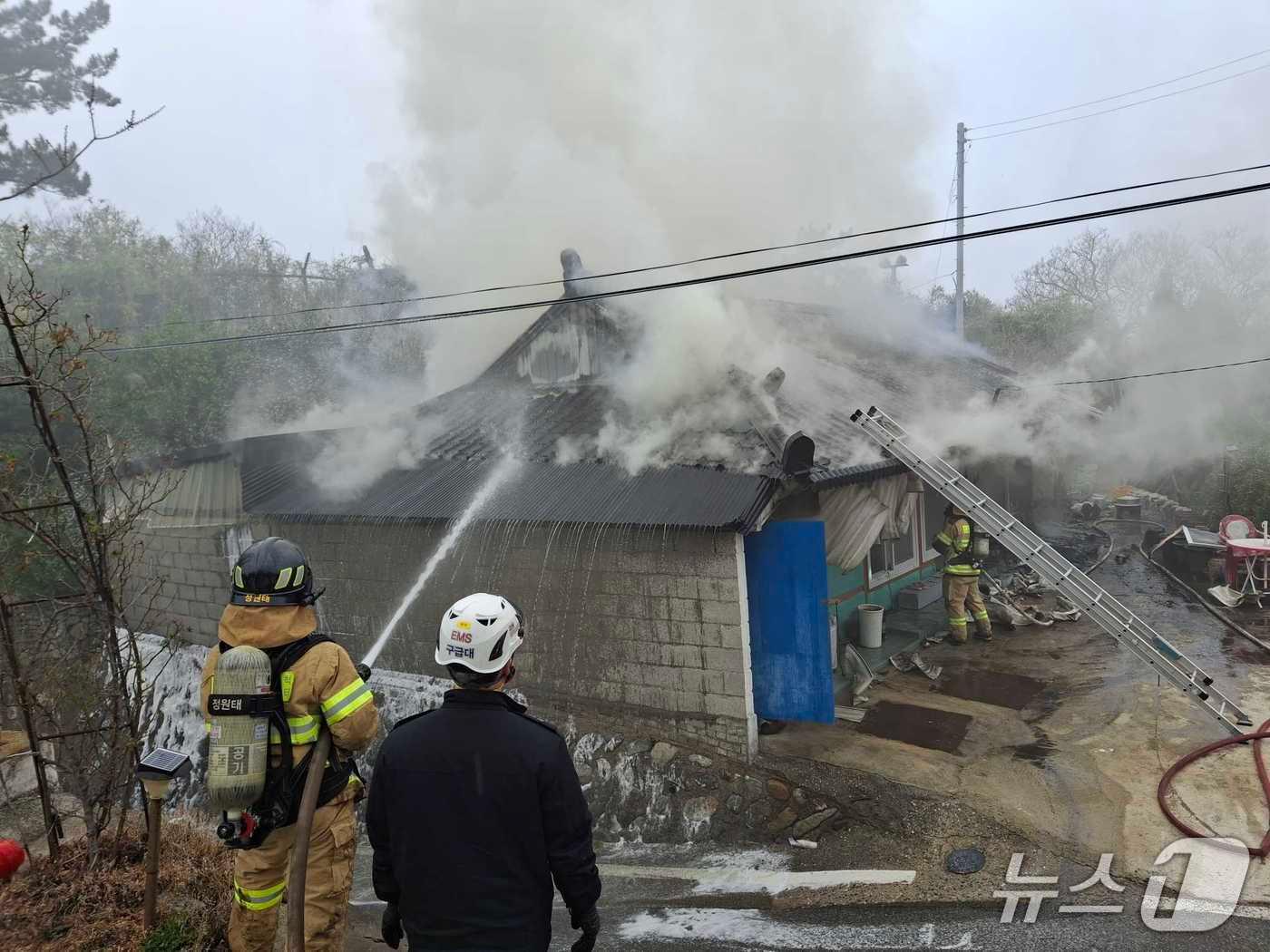 본문 이미지 - 강원 삼척 원덕읍 노곡리 주택 화재 현장.(강원도소방본부 제공, 재판매 및 DB금지)