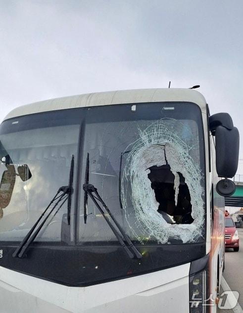 본문 이미지 - 화물차 바퀴가 충격한 고속버스. (경기도소방재난본부 제공. 재판매 및 DB 금지) 2026.3.18/뉴스1