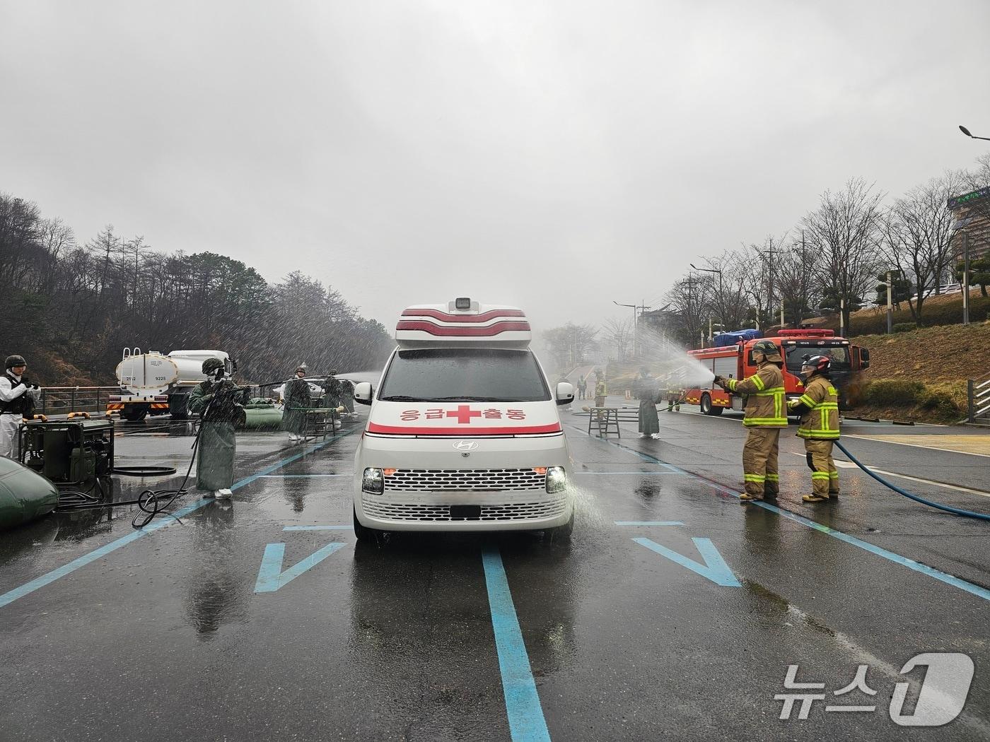 본문 이미지 - 핵·대량살상무기(WMD) 사후관리 대응능력 강화 훈련 모습.(육군 32사단 제공. 재판매 및 DB금지)/뉴스1
