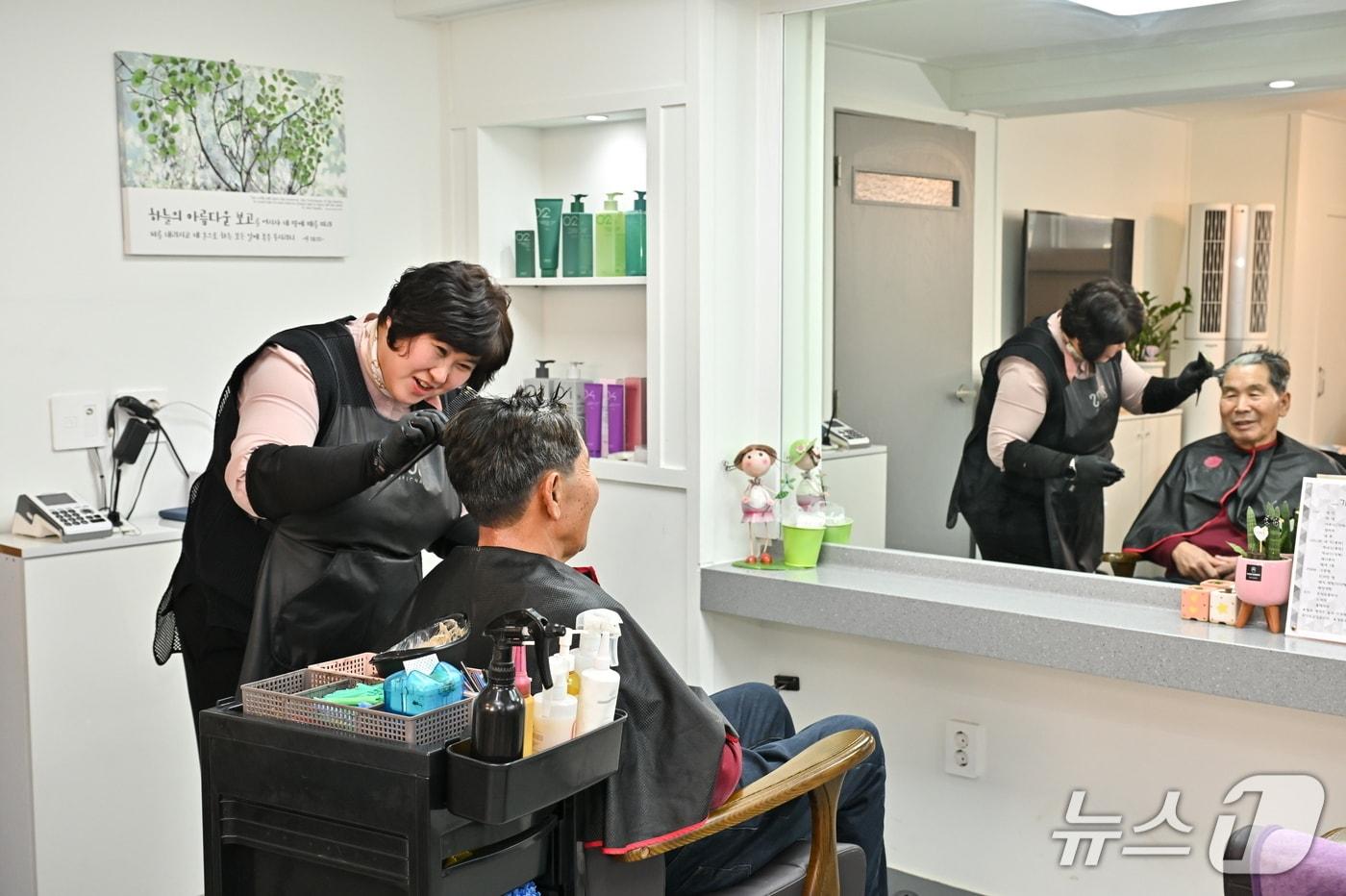 본문 이미지 - 강원 정선군의 '실버 에티켓' 사업 자료 사진. (정선군 제공. 재판매 및 DB금지) 2026.3.18/뉴스1