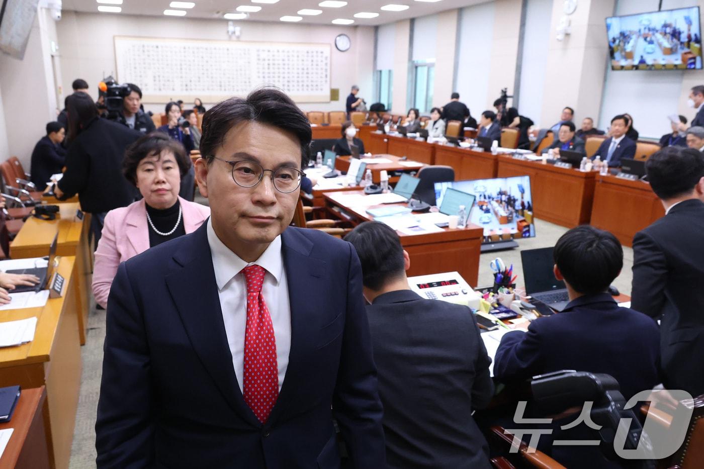 본문 이미지 - 윤상현 의원을 비롯한 국민의힘 의원들이 18일 서울 여의도 국회에서 열린 법제사법위원회 전체회의에서 중대범죄수사청 조직 및 운영에 관한 법률안(대안)에 반발하며 퇴장하고 있다. 2026.3.18 ⓒ 뉴스1 신웅수 기자