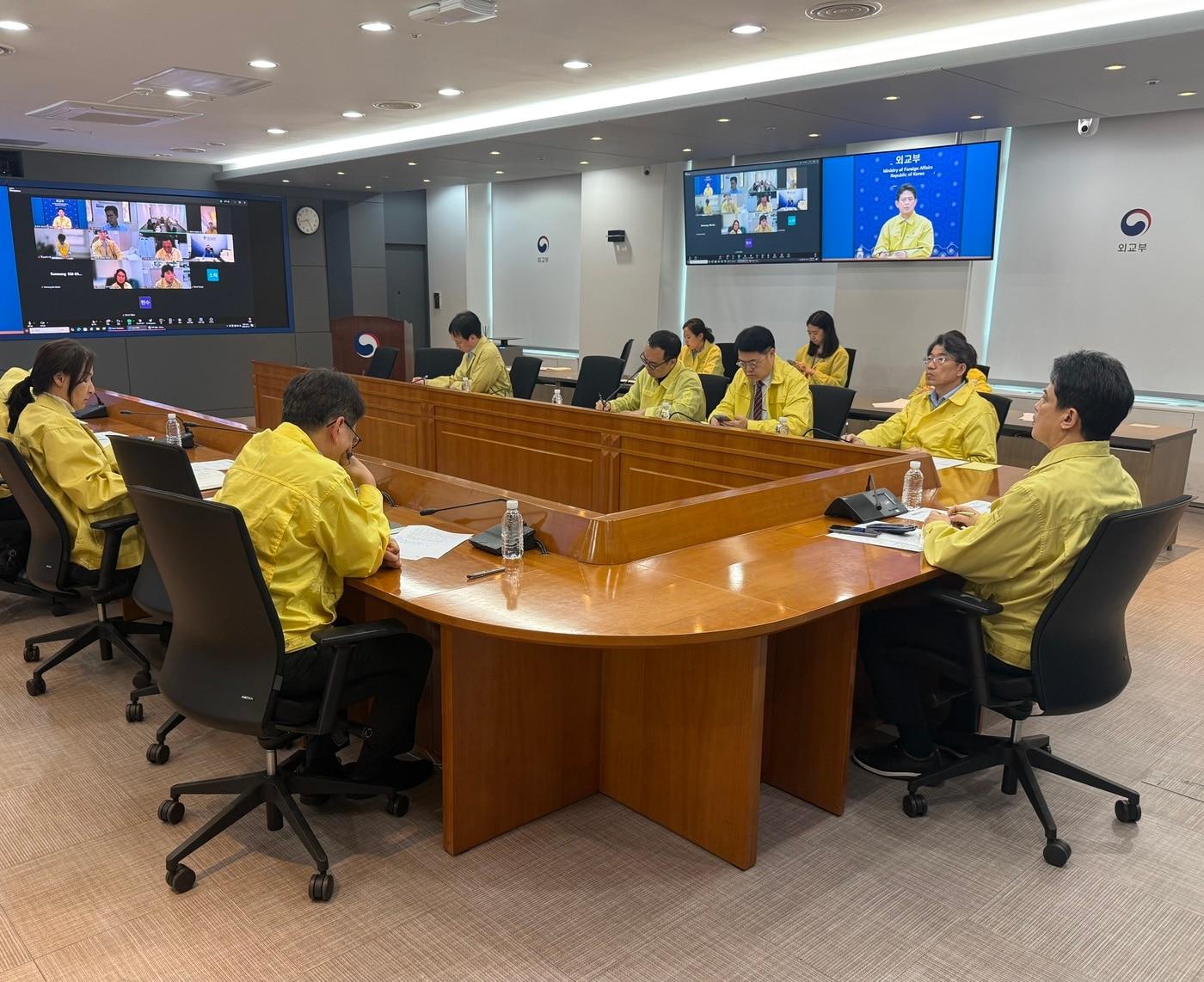 본문 이미지 - 외교부는 18일 최근 중동 상황 관련 호르무즈 해협 내 우리 선박과 선원의 안전 확보를 위한 방안 논의를 위해 '관계부터-공관 합동 상황점검회의'를 개최했다고 밝혔다. (외교부 제공)