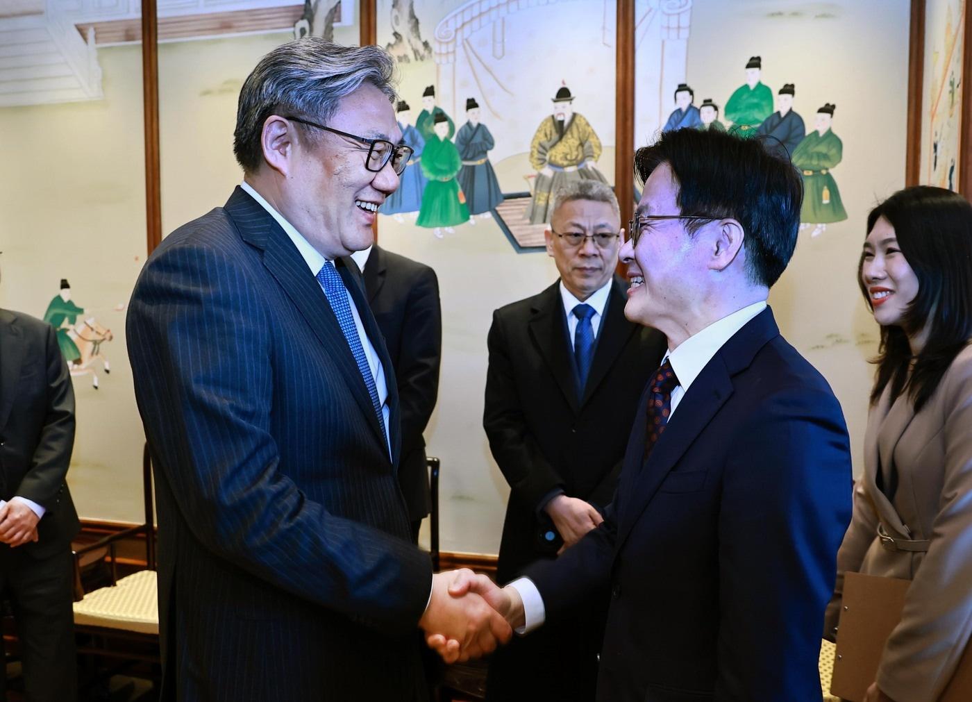 본문 이미지 - 김정관 산업통상부 장관(오른쪽)은 18일(현지시간) 중국 베이징에서 왕 원타오 중국 상무부 부장과 한중 상무장관회의에서 공급망 안정화 논의를 진행했다. (산업통상부 제공. 재판매 및 DB금지) 2026.3.18 /뉴스1