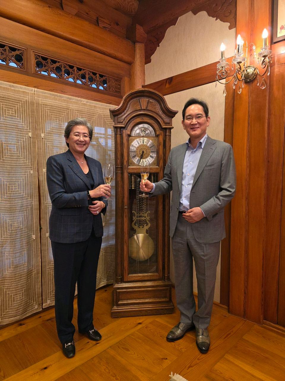 본문 이미지 - 리사 수 AMD 최고경영자(왼쪽)과 이재용 삼성전자 회장.(삼성전자제공)