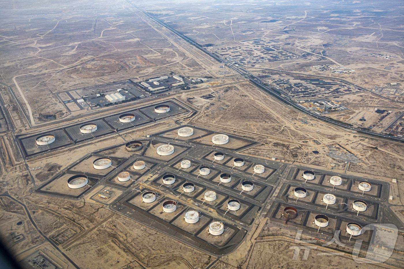 본문 이미지 - 쿠웨이트 알 아흐마디의 원유 저장소 전경. 2023.12.11 ⓒ 로이터=뉴스1 (자료사진)
