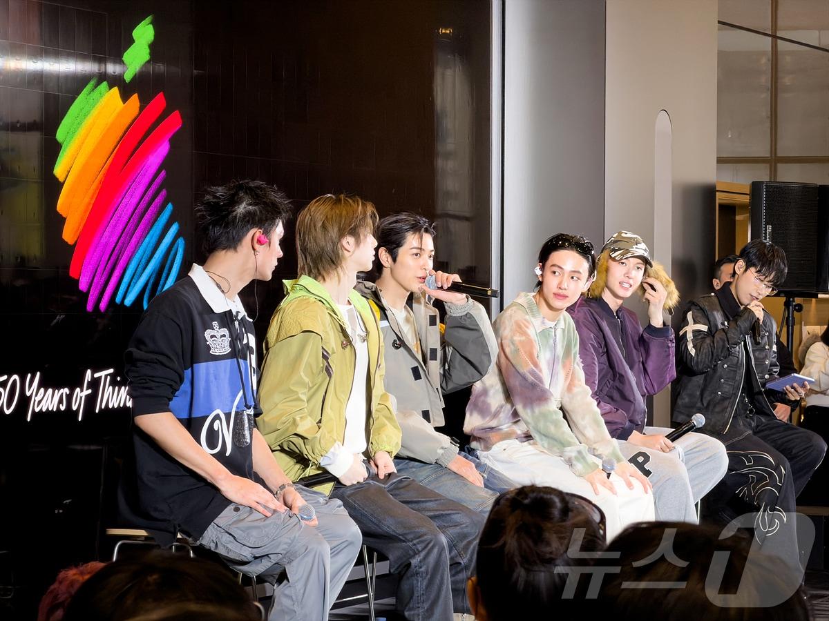 본문 이미지 - 그룹 코르티스(CORTIS)가 18일 오후 서울 애플 명동에서 열린 애플 50주년 기념 행사에 참석했다. ⓒ 뉴스1 이기범 기자