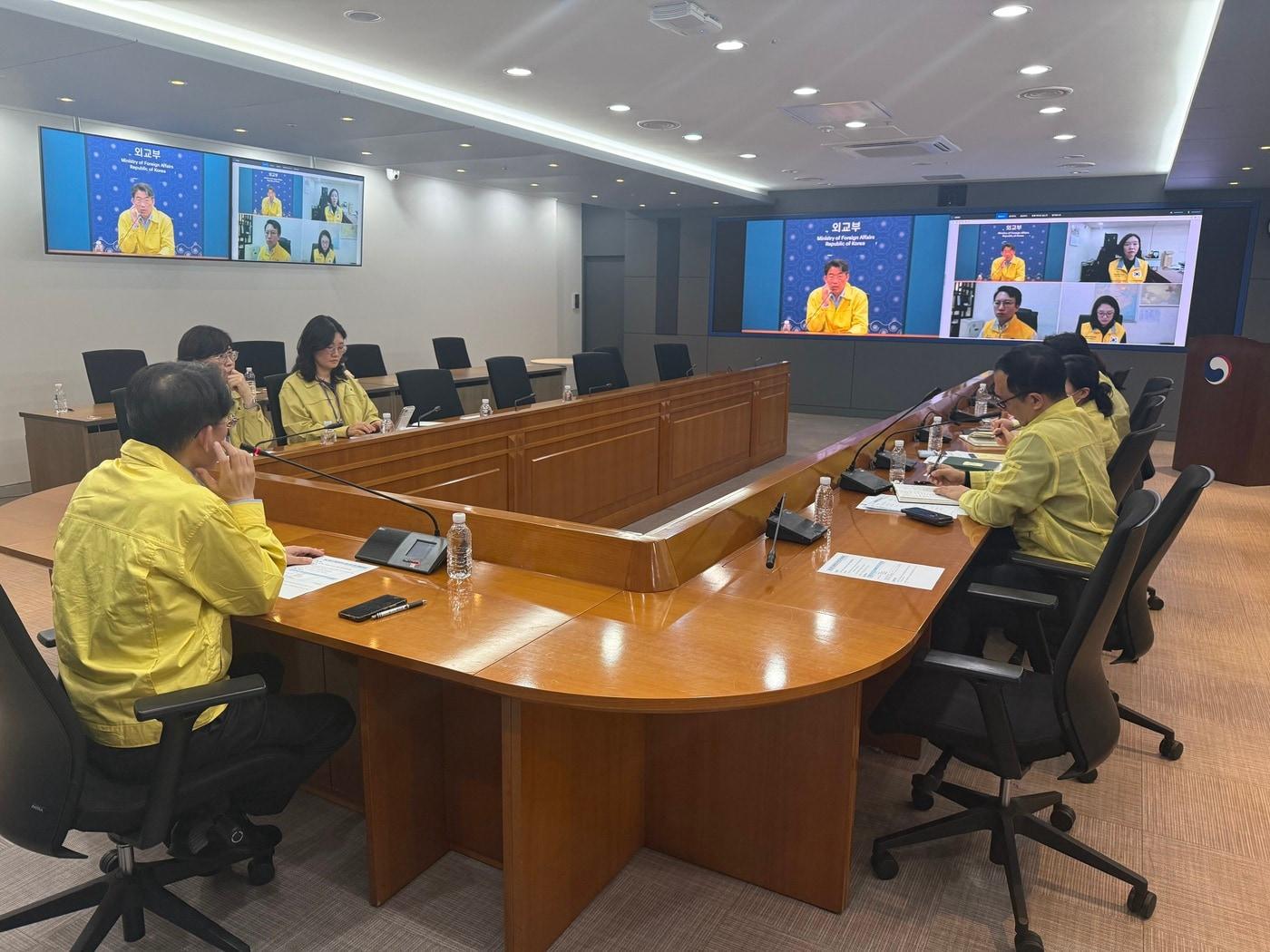 본문 이미지 - 윤주석 외교부 영사안전국장이 18일 오후 위험 수준이 높은 이란·이라크·레바논 내 재외국민 보호 대책을 점검하기 위해 해당 3개 공관 참석 하에 본부-공관 합동 상황점검회의를 개최했다.(외교부 제공)