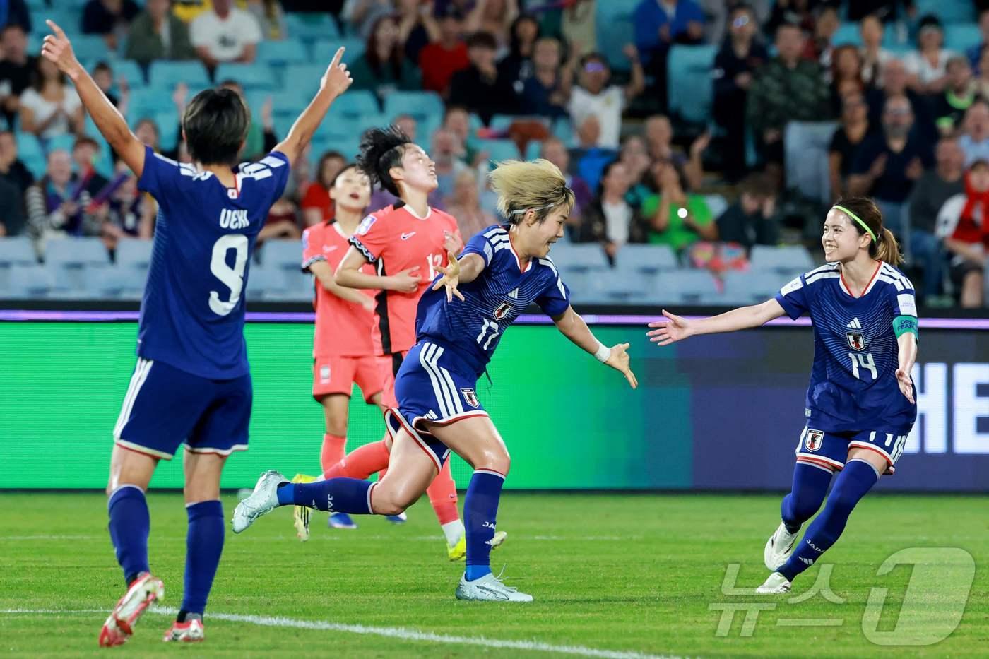 본문 이미지 - 한국 여자축구대표팀이 18일 호주 시드니 스타디움 오스트레일리아에서 열린 일본과 2026 AFC 여자 아시안컵 준결승에서 실점 후 아쉬워하고 있다. ⓒ AFP=뉴스1