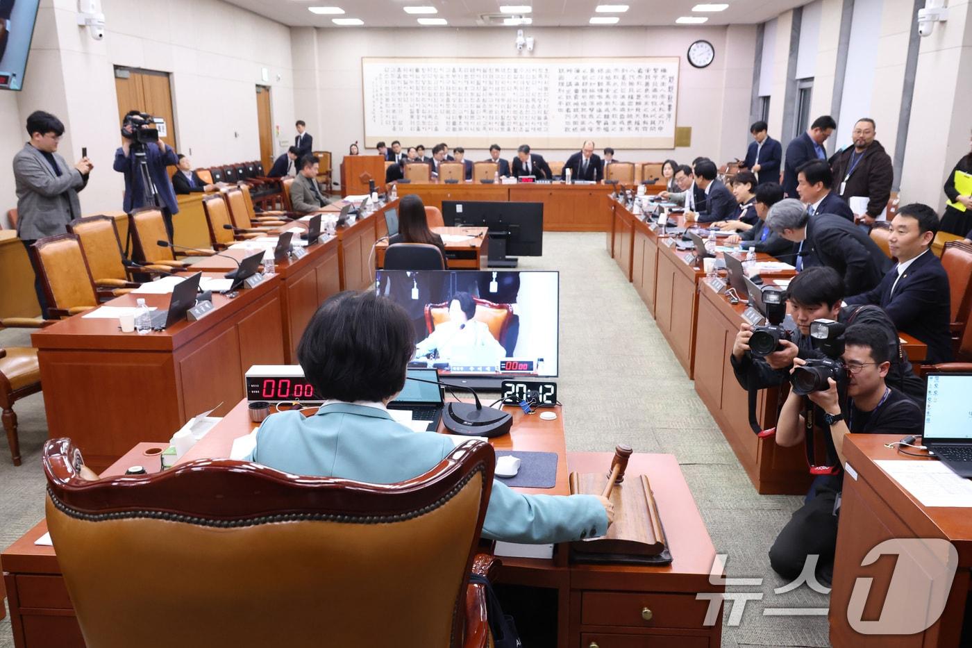 본문 이미지 - 추미애 위원장이 18일 서울 여의도 국회에서 열린 법제사법위원회 전체회의에서 공소청법을 가결시키고 있다. 2026.3.18 ⓒ 뉴스1 신웅수 기자