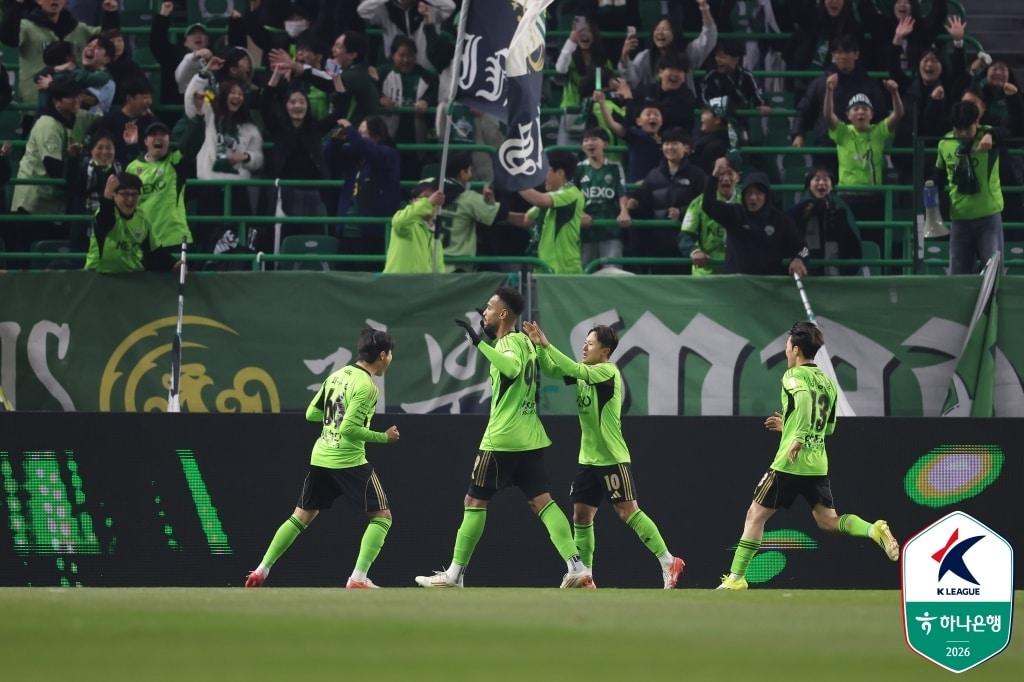 본문 이미지 - 전북 현대가 FC안양을 2-1로 꺾고 첫 승리를 따냈다.(한국프로축구연맹 제공) 