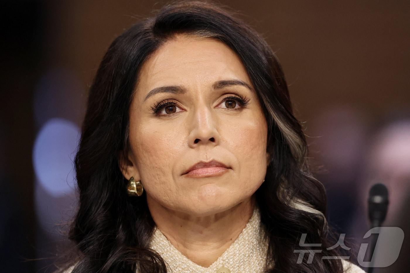 본문 이미지 - 18일(현지시간) 털시 개버드 미국 국가정보국(DNI) 국장이 워싱턴DC 국회의사당에서 열린 상원 정보위원회 청문회에 출석한 모습. 2026.03.18 ⓒ 로이터=뉴스1