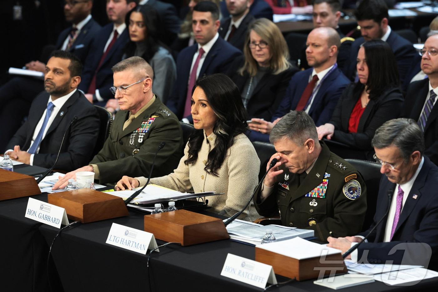 본문 이미지 - 18일(현지시간) 사진 왼쪽부터 캐시 파텔 미 연방수사국(FBI) 국장, 제임스 애덤스 국방정보국(DIA) 국장, 털시 개버드 미국 국가정보국(DNI) 국장, 윌리엄 하트먼 국가안보국(NSA) 국장 대행, 존 랫클리프 중앙정보국(CIA) 국장이 워싱턴DC 국회의사당에서 열린 상원 정보위원회 청문회에 출석한 모습. 2026.03.18 ⓒ 로이터=뉴스1