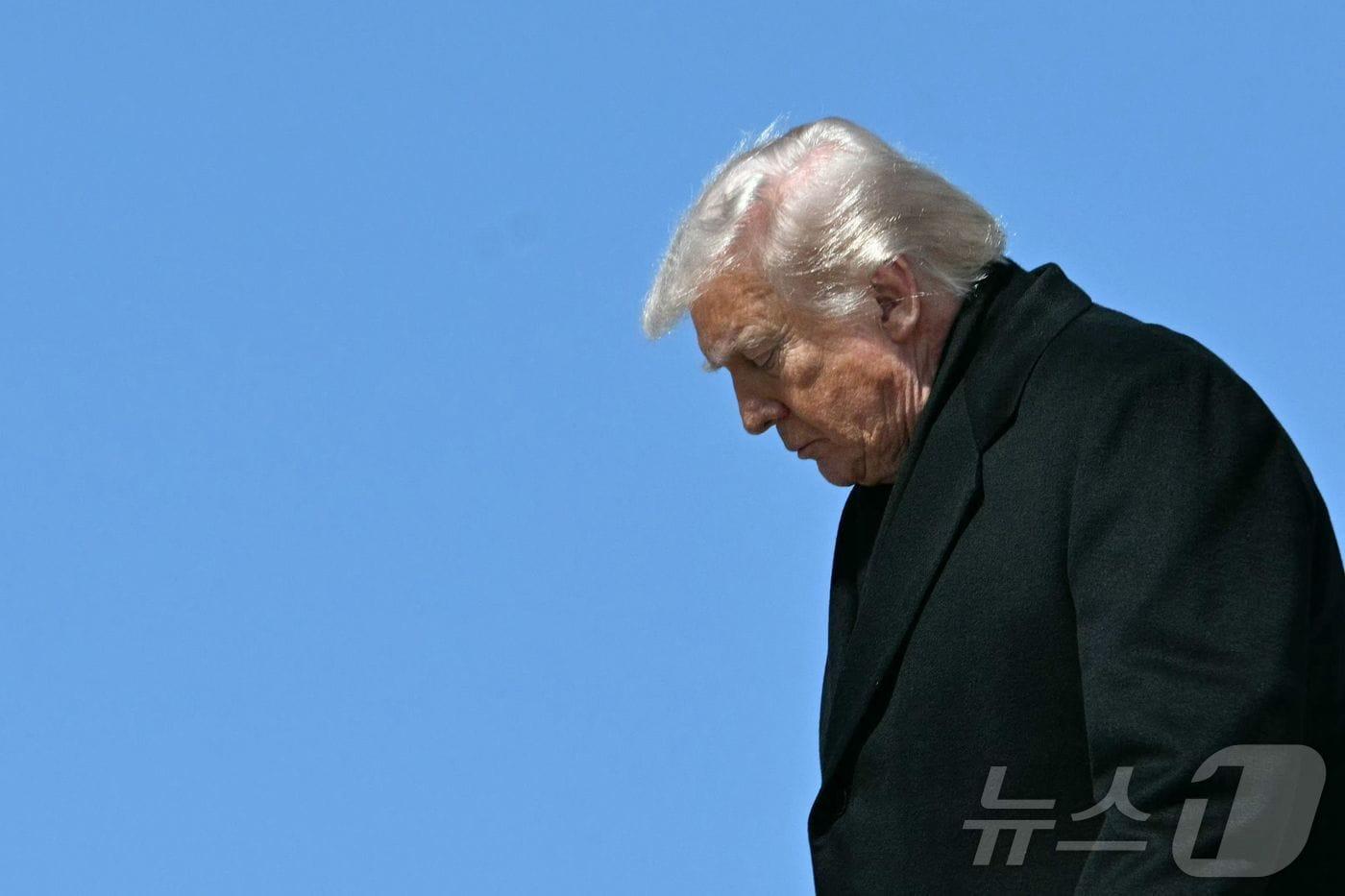 본문 이미지 - 도널드 트럼프 미국 대통령이 18일(현지시간) 델러웨어주 도버 공군기지에서 열리는 미군 장병 유해 이송 행사에 참석하기 위해 에어포스원(미 대통령 전용기)에서 내리고 있다. 2026.03.18. ⓒ AFP=뉴스1