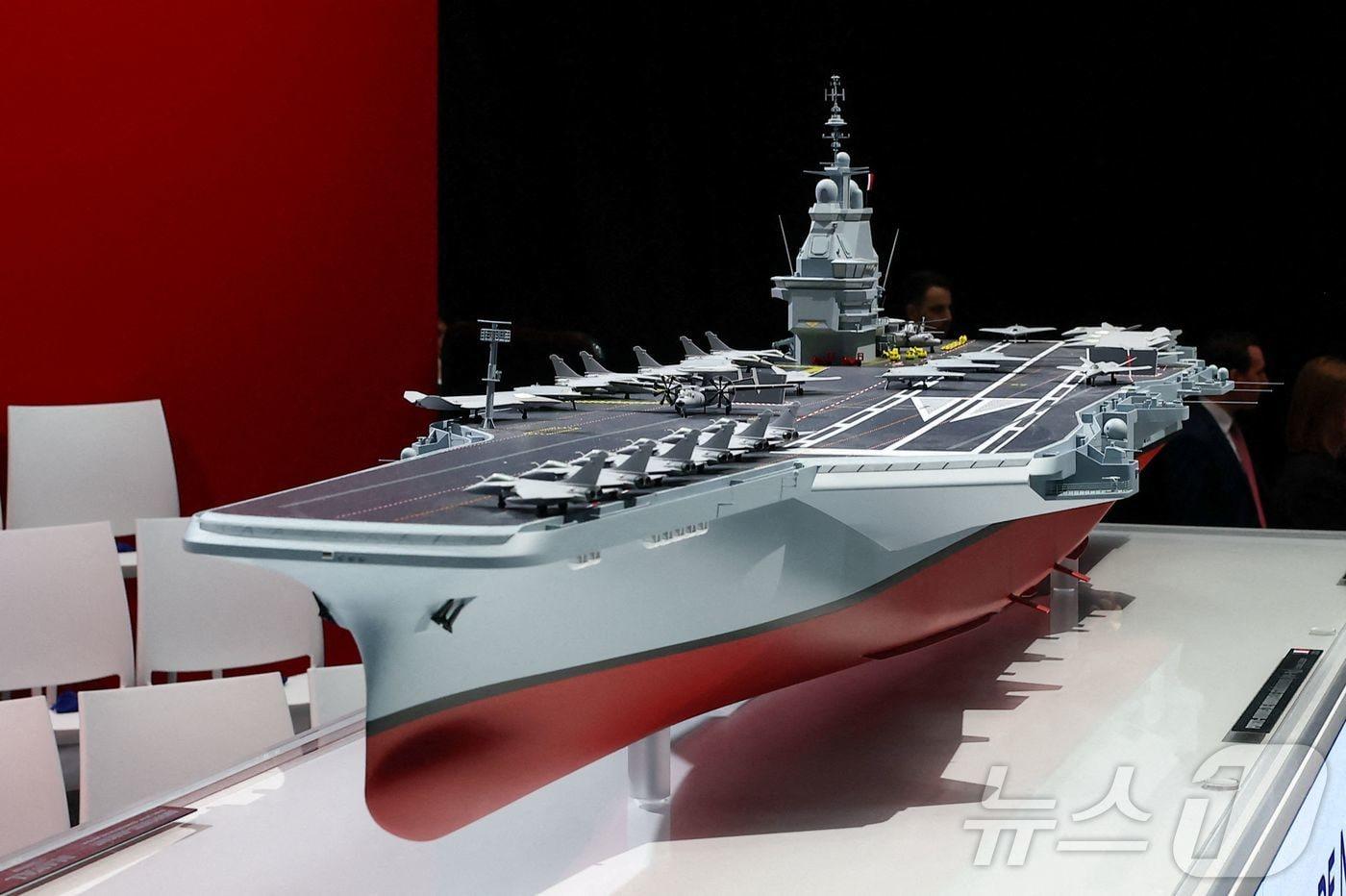 본문 이미지 - 프랑스가 건조를 추진하는 차세대 핵추진 항공모함인 '프랑스 리브르'(France Libre·자유 프랑스)의 모형. 2026.03.18 ⓒ AFP=뉴스1