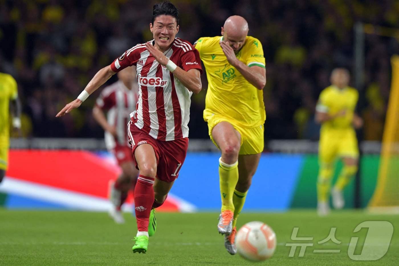 본문 이미지 - 황의조(왼쪽) ⓒ AFP=뉴스1