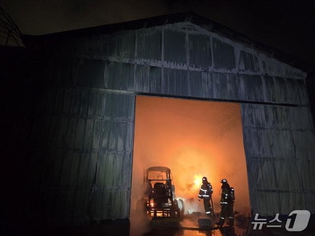 본문 이미지 -  아산 신창면 창고 화재 현장. (아산소방서 제공, 재판매 및 DB금지) / 뉴스1
