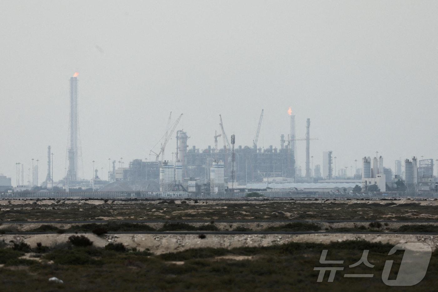 본문 이미지 - 카타르 라스라판 산업단지에 위치한 카타르에너지의 액화천연가스(LNG) 시설. 2026.03.02 ⓒ 로이터=뉴스1