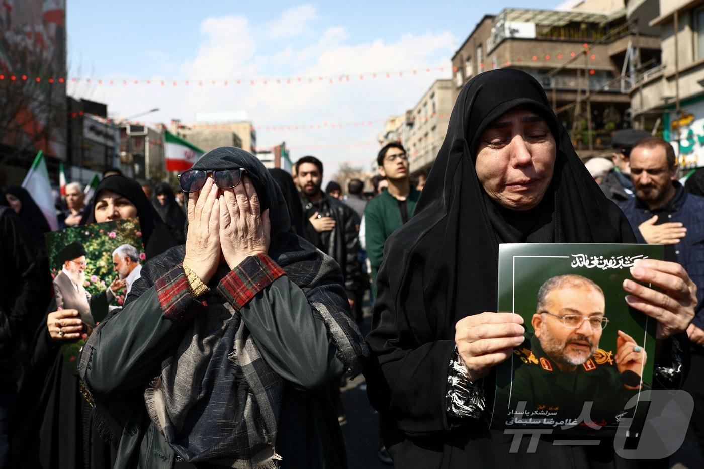 본문 이미지 - 알리 라리자니 이란 최고국가안보회의(SNSC) 사무총장과 이란 해군 호위함 '아이리스 데나'(IRIS Dena)호 희생자들의 장례식을 위해 18일(현지시간) 테헤란에 사람들이 모여있다. ⓒ 로이터=뉴스1