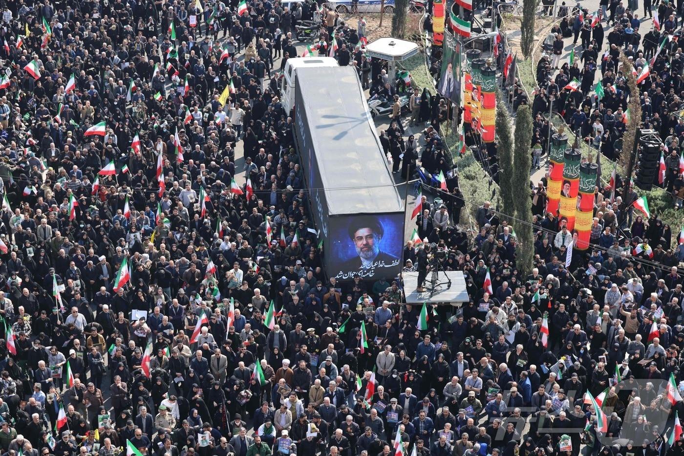 본문 이미지 - 18일(현지시간) 이란 테헤란에서 이란 안보수장 알리 라리자니 최고국가안보회의(SNSC) 사무총장과 이슬람혁명수비대(IRGC) 산하 바시즈 민병대 총사령관 골람레자 솔레이마니의 장례식이 열리고 있다. 이후 이란 새 최고지도자 모즈타바 하메네이는 성명을 통해 "살인자들은 대가를 치르게 될 것＂이라고 경고했다. 2026.03.18. ⓒ AFP=뉴스1