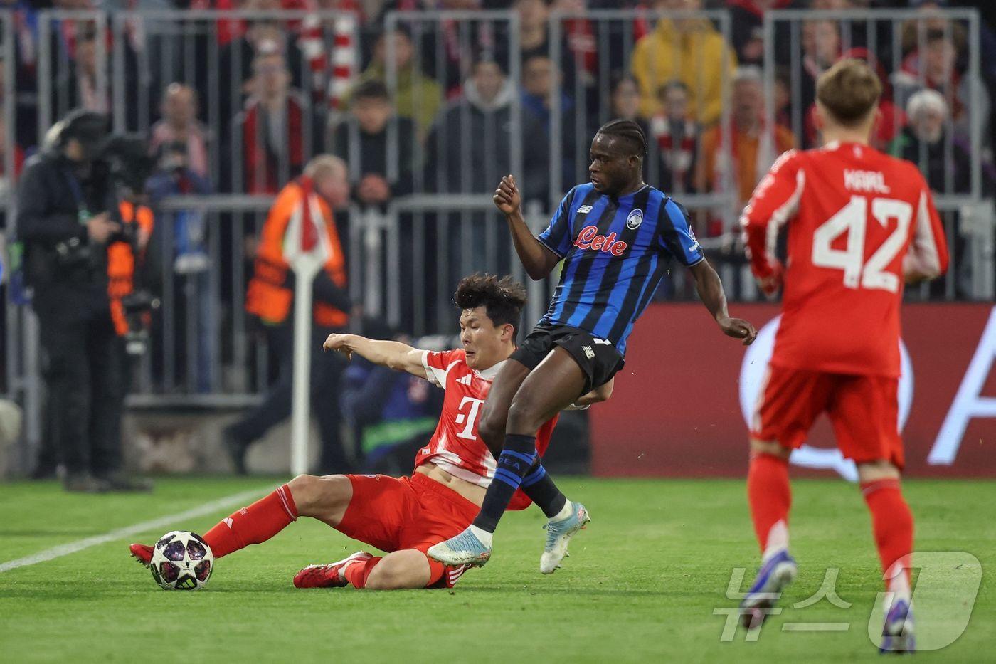 본문 이미지 - 바이에른 뮌헨의 김민재(왼쪽)ⓒ AFP=뉴스1