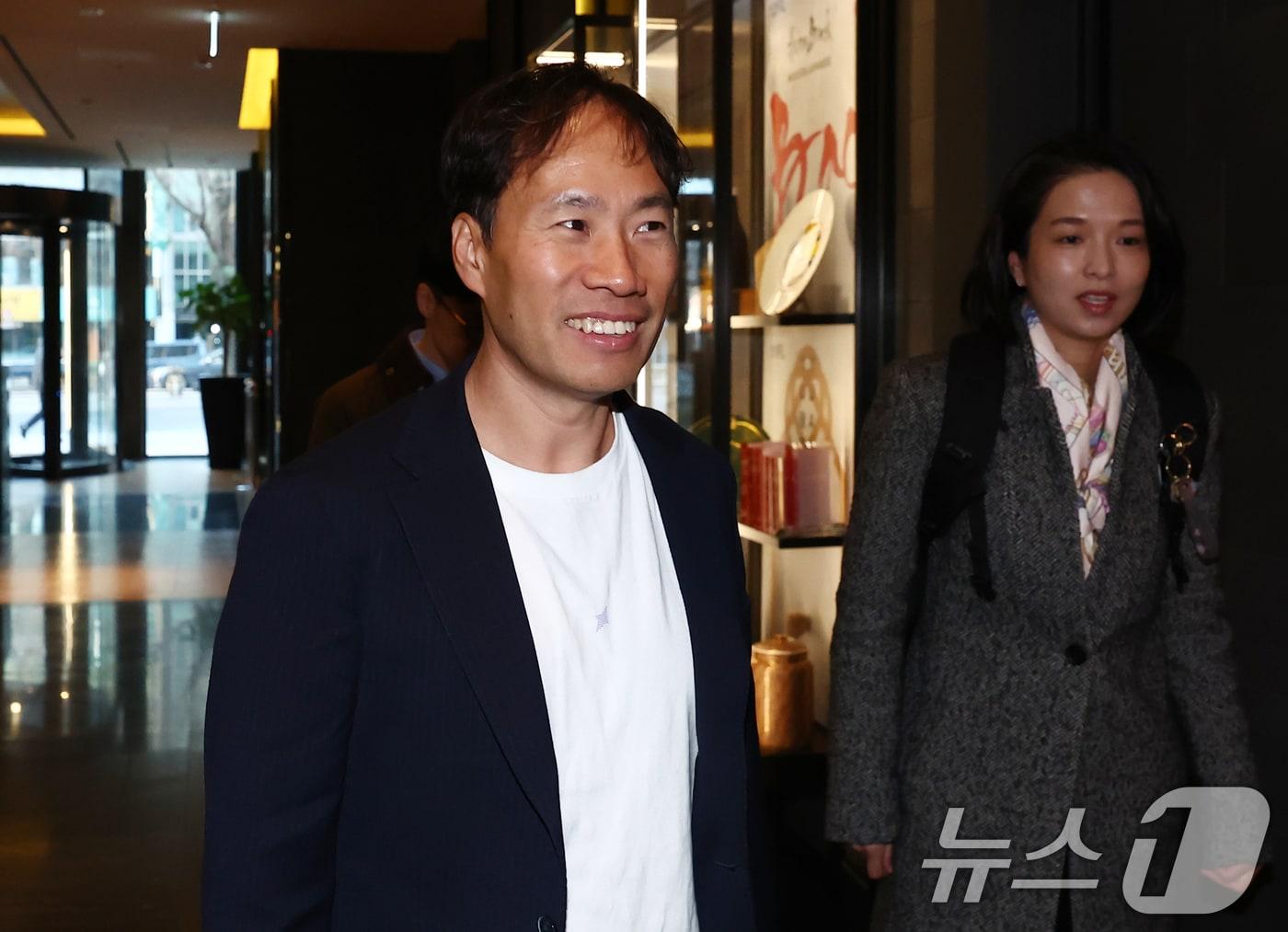 본문 이미지 - 김성훈 업스테이지 대표가 19일 오전 서울의 한 호텔에서 리사 수 AMD 최고경영자(CEO)와 조찬 회동을 하기 위해 이동하고 있다. ⓒ 뉴스1 김민지 기자