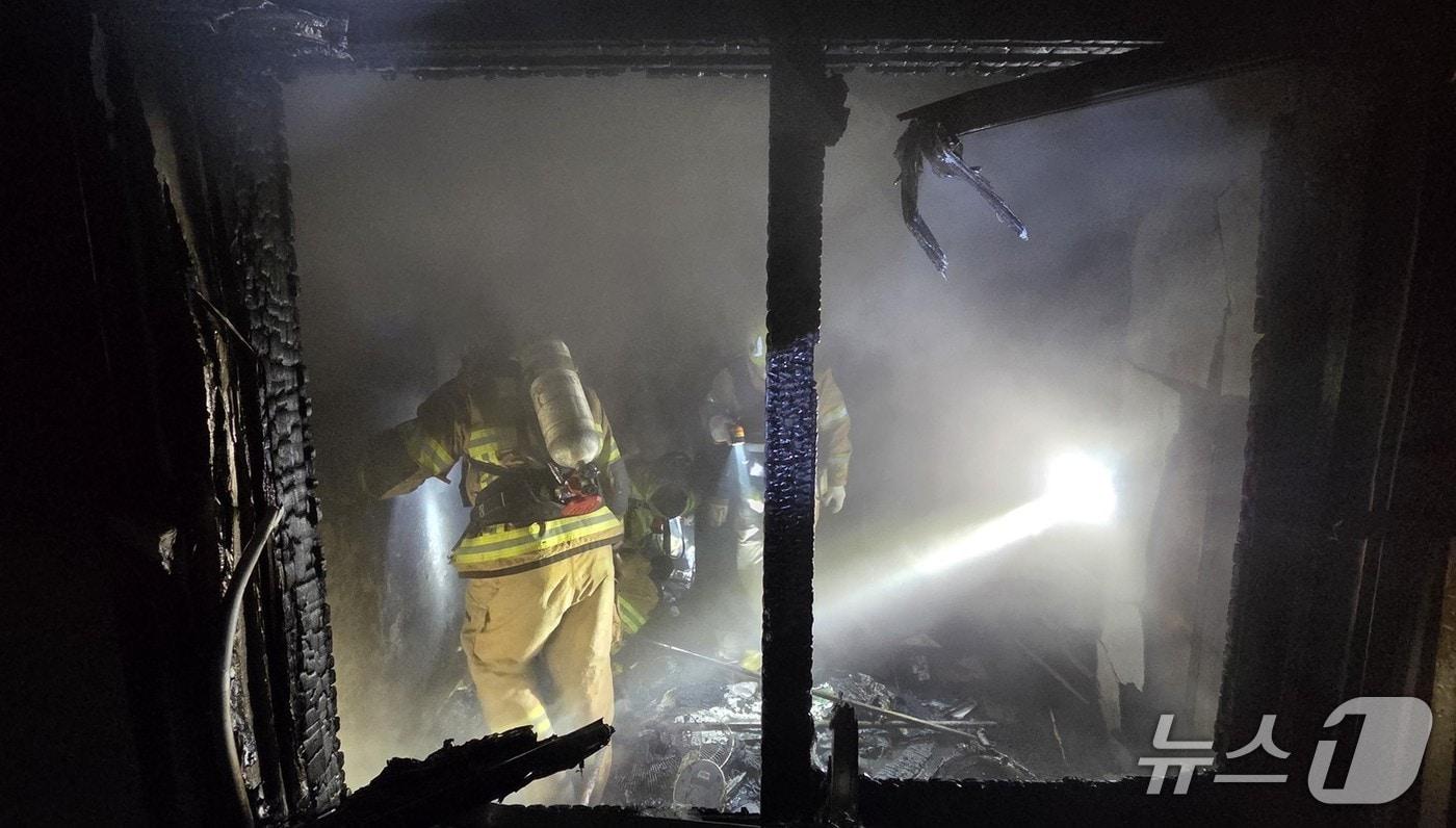 본문 이미지 - 19일 오전 4시25분쯤 경북 경주시 강동면의 한 아파트에서 불이나 소방대원들이 진화하고 있다.(경북소방본부 제공. 재판매 및 DB 금지)2026.3.19/뉴스1