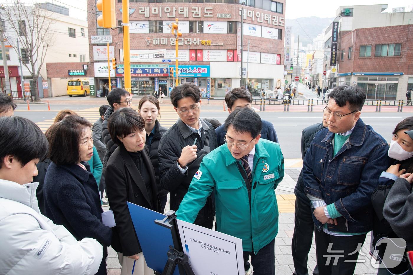 본문 이미지 - 윤일현 구청장이 금정구 장전동 일대를 찾아 교통체계를 살펴보고 있다.(금정구 제공. 재판매 및 DB금지)