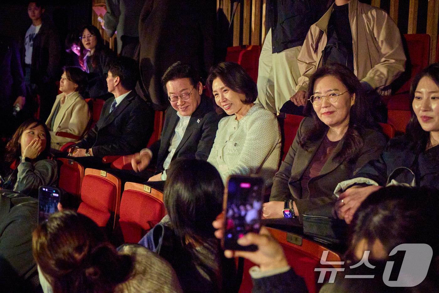 본문 이미지 - 이재명 대통령과 김혜경 여사가 18일 서울 대학로 링크아트센터드림에서 창작뮤지컬 '긴긴밤'을 관람하기 위해 착석해 있다. (청와대 제공. 재판매 및 DB 금지) 2026.3.19 ⓒ 뉴스1 이재명 기자