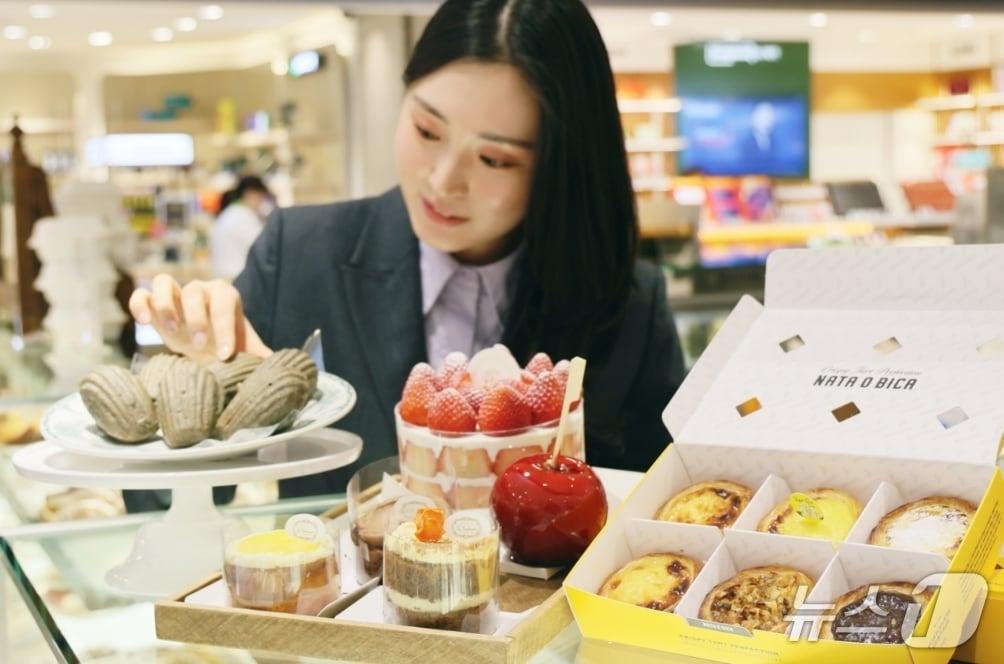 본문 이미지 - 롯데백화점 대구점 지하 2층 식품관 디저트 매장에 직원이 '고메 위크'에 판매할 다양한 디저트를 선보이고 있다.(롯데백화점 제공, 재판매 및 DB 금지)