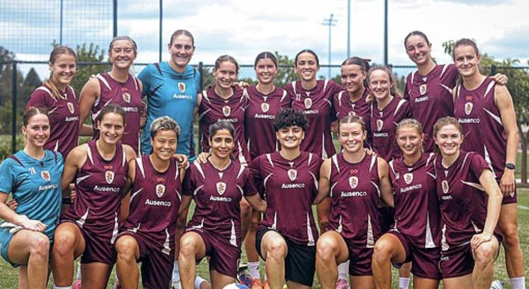 본문 이미지 - 호주로 망명한 뒤 히잡을 벗은 이란 여자축구선수(맨 앞줄 가운데 2명)(브리즈번 로어 SNS) 