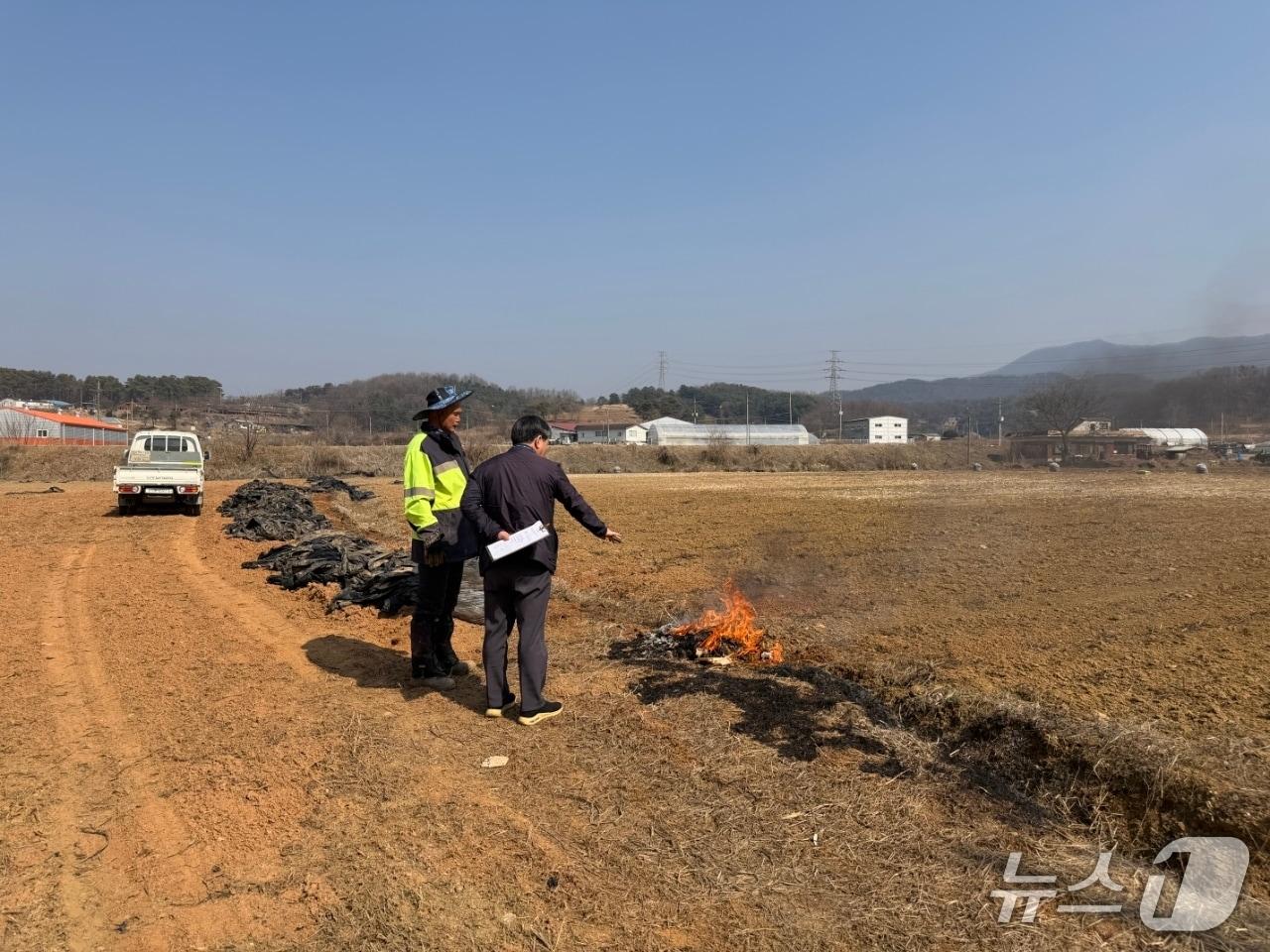 본문 이미지 - 용인시 처인구 소각행위 점검 활동 모습.(경기도 제공. 재판매 및 DB금지)