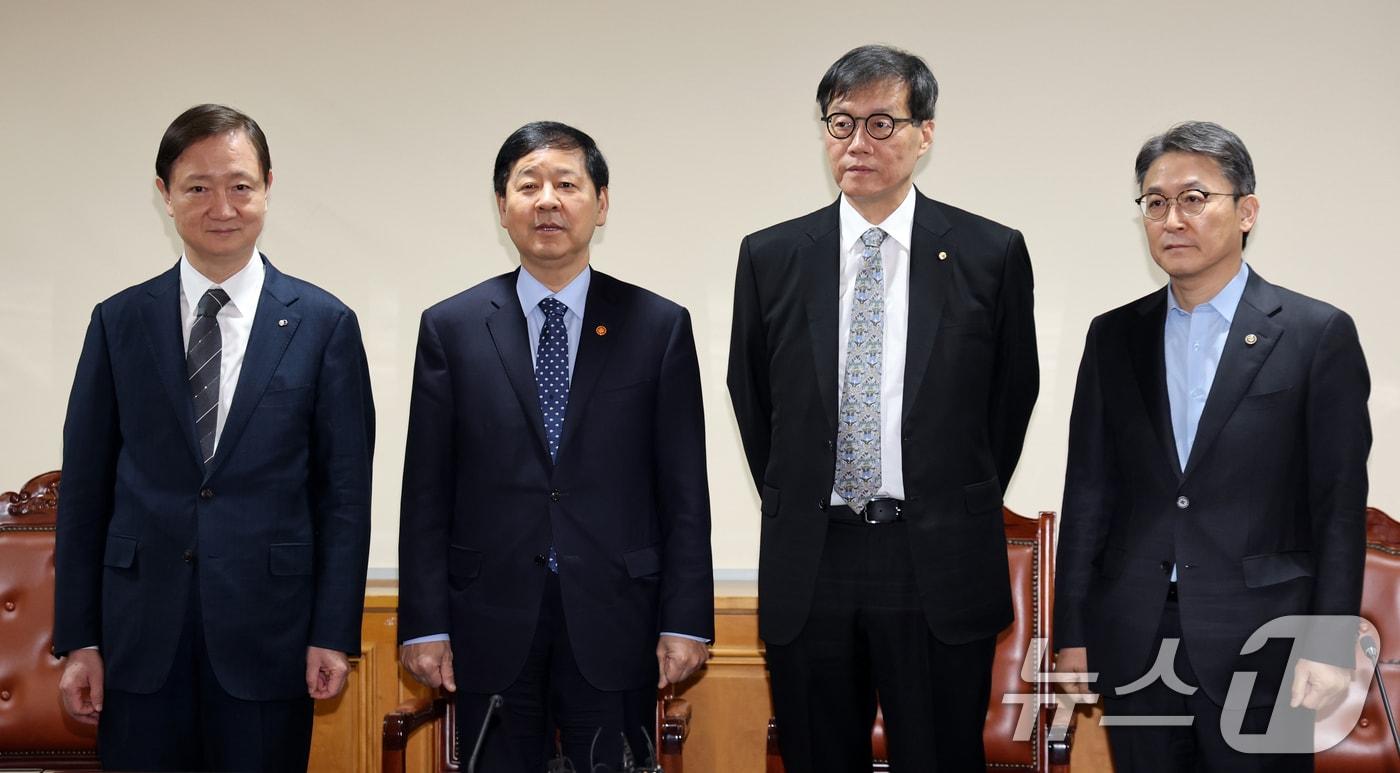 본문 이미지 - 구윤철 경제부총리 겸 재정경제부 장관이 19일 오전 서울 중구 은행회관에서 열린 확대거시경제금융회의에서 참석자들과 기념촬영을 하고 있다. 왼쪽부터 이찬진 금융감독원장, 구 부총리, 이창용 한국은행 총재, 권대영 금융위원회 부위원장. 2026.3.19 ⓒ 뉴스1 황기선 기자