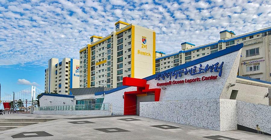 본문 이미지 - 부산의 광안리해양레포츠센터 전경.(현대백화점 제공). 