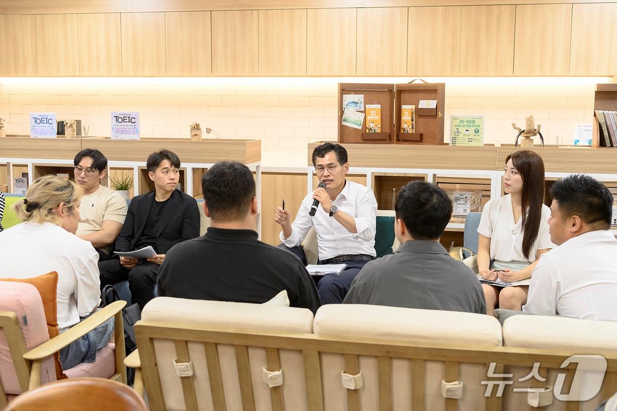 본문 이미지 - 지역 청년들과 토론하고 있는 이기재 양천구청장.(양천구 제공)
