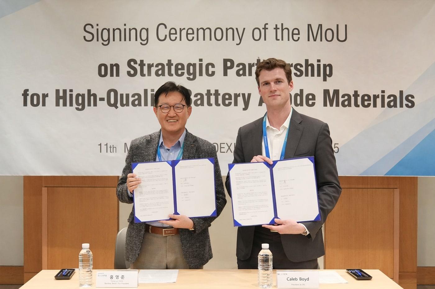 본문 이미지 - 홍영준 포스코퓨처엠  기술연구소장(왼쪽), 캘럽 보이드 몰튼  최고기술책임자(CTO)가 '메탄가스를 활용한 천연흑연 음극재 원료 공동개발 양해각서' 체결후 기념사진을 찍고 있다.(포스코퓨처엠 제공)