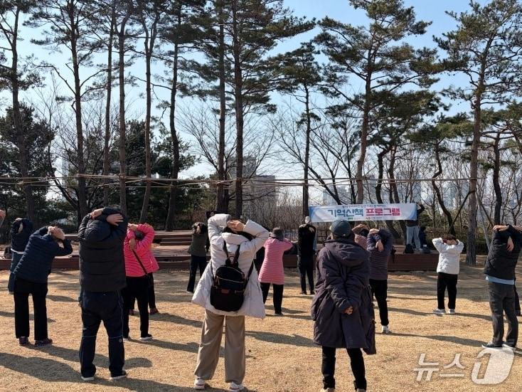 본문 이미지 - '기억산책' 프로그램 참여자들의 활동 모습.(동작구 제공)