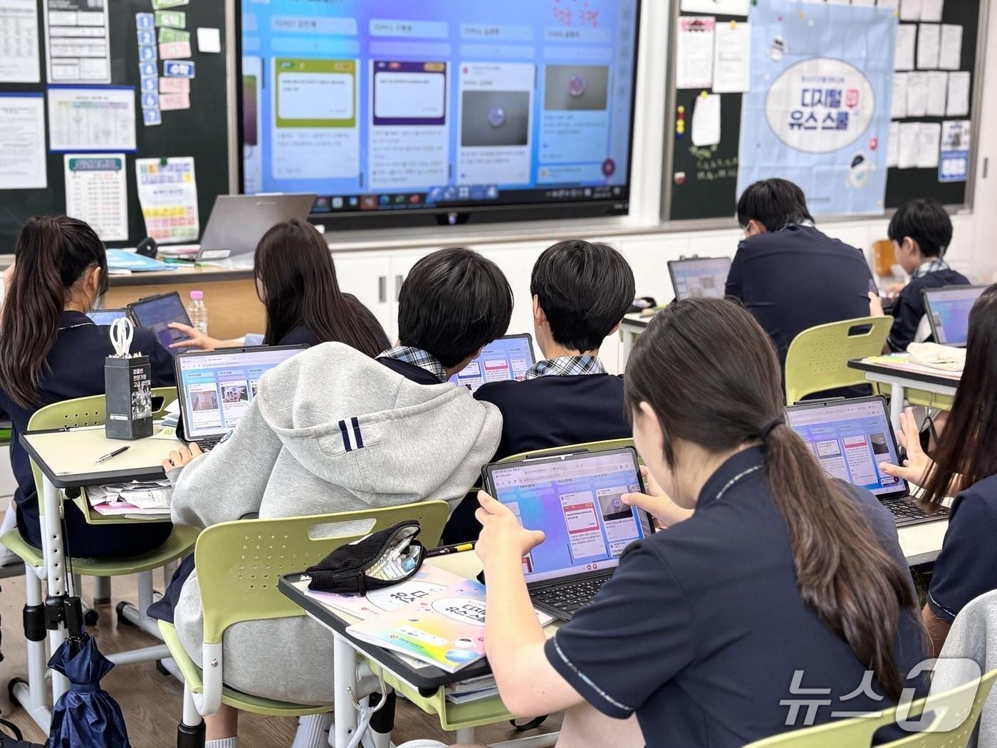 본문 이미지 - 울산 남외중학교 학생들이 청소년 디지털 문화교육 '디지털 유스 스쿨' 수업에 참여하고 있다/사진제공=생명보험사회공헌재단