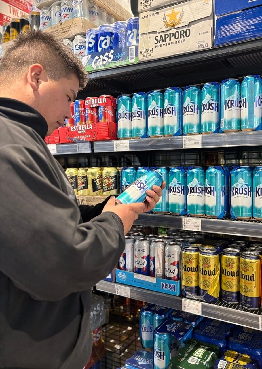 본문 이미지 - 몽골 울란바토르에 위치한 마트에서 소비자가 크러시를 살펴보고 있는 모습.(롯데칠성음료 제공)