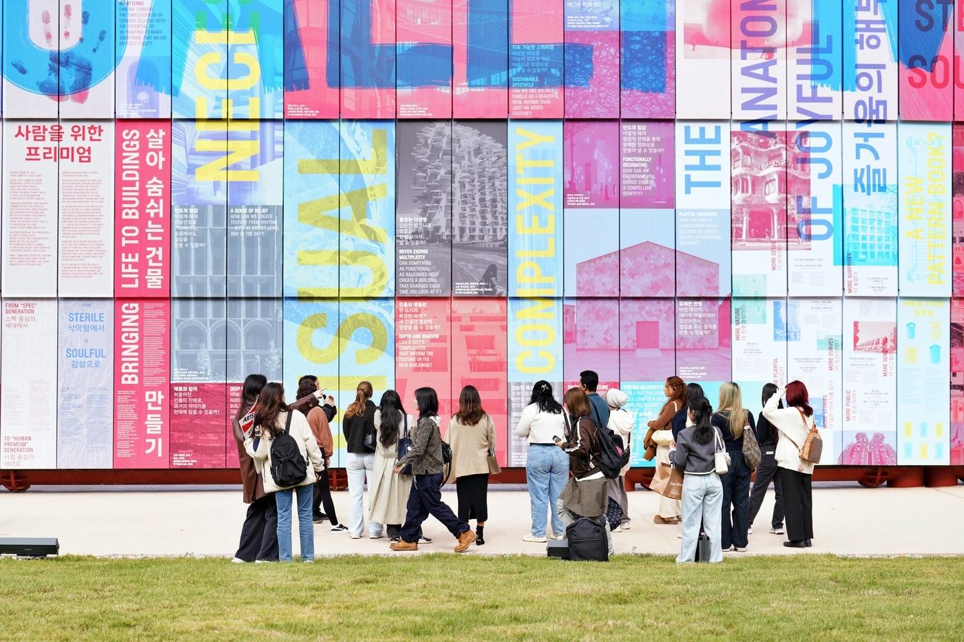 본문 이미지 - 2025년 서울 예술관광 시범코스에 참여한 외국인 관광객들이 서울도시건축비엔날레 도슨트 투어에 참여하고 있다.(서울관광재단 제공)