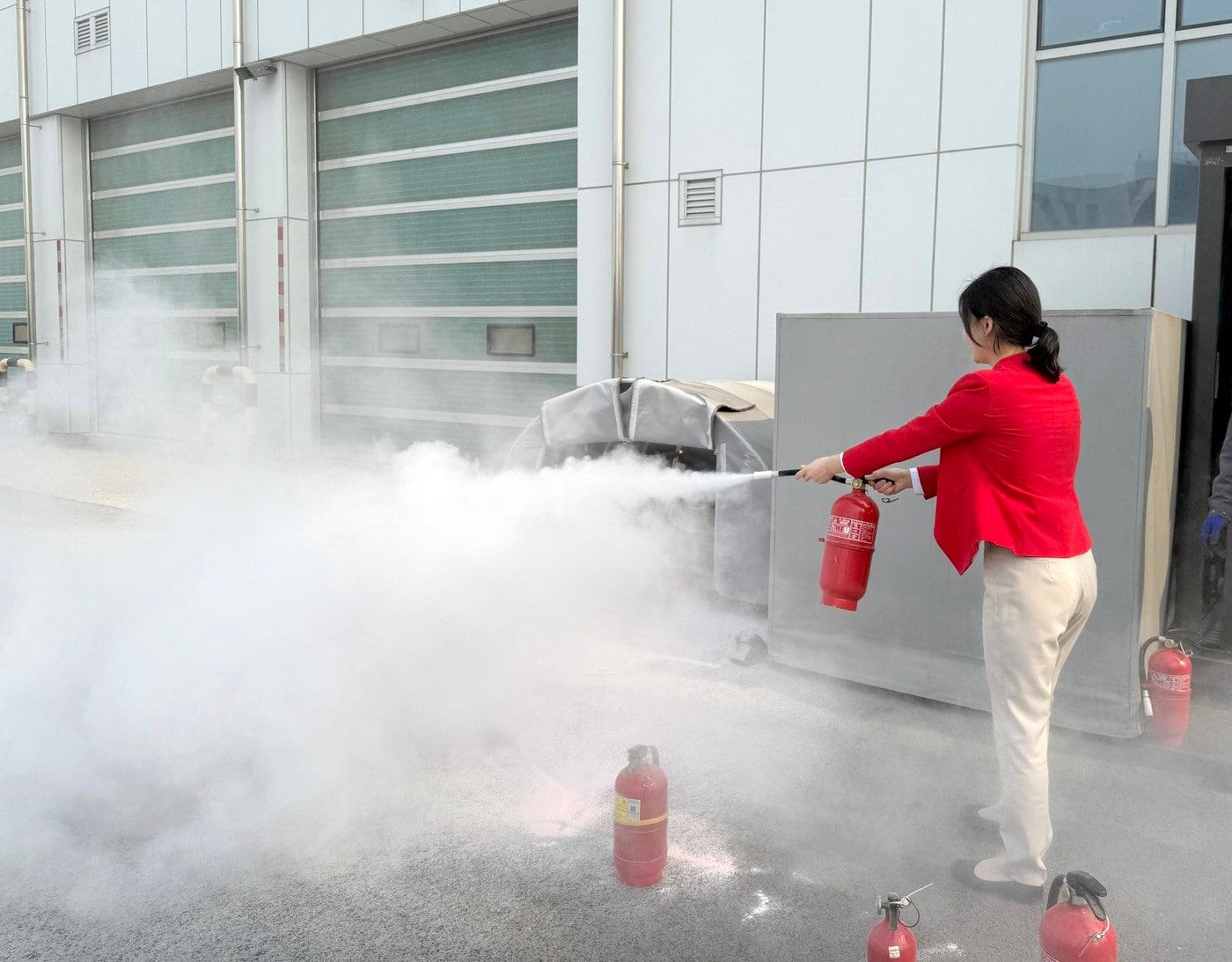 본문 이미지 - 티웨이항공이 공항 소방대와 3~4월 중 국내 주요 공항에서 '찾아가는 소방안전교육'을 진행하며 안전 의식 강화에 나선다. (티웨이항공 제공)