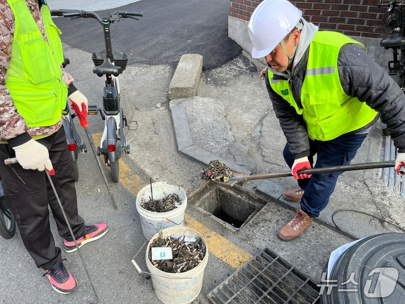 본문 이미지 - 장마철 대비 빗물받이 대청소·집중 점검.(성북구 제공)
