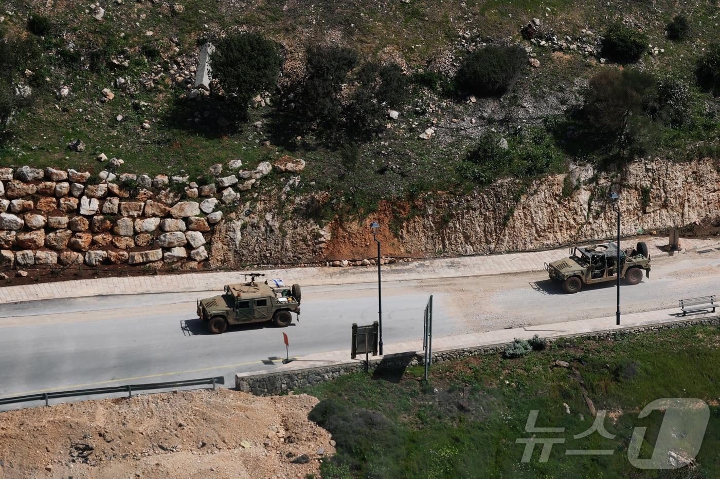 본문 이미지 - 이스라엘과 레바논의 친이란 무장정파 헤즈볼라 간 충돌이 계속되는 가운데 이스라엘의 군용 차량이 17일(현지시간) 이스라엘과 레바논 국경에 배치되고 있다. 2026.3.19. ⓒ 뉴스1 ⓒ 로이터=뉴스1