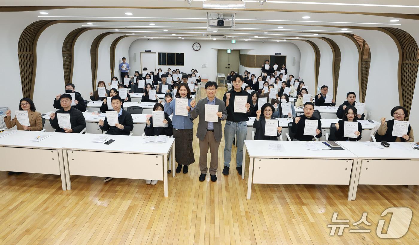 본문 이미지 - 생활폐기물 다이어트 실천서약식 김진만 강남구 부구청장(가운데) 모습.(강남구 제공)