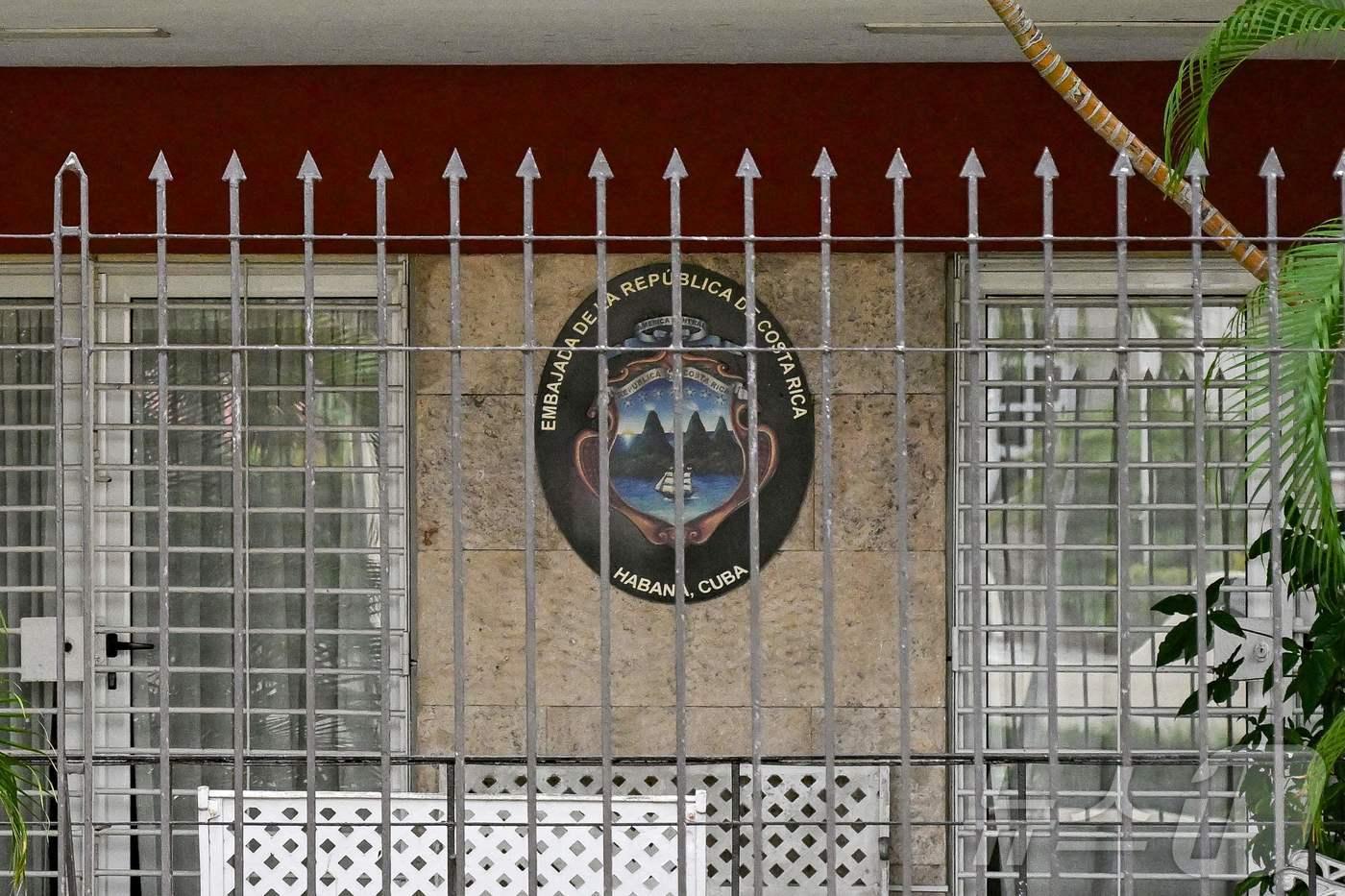 본문 이미지 - 18일(현지시간) 쿠바 아바나에 위치한 코스타리카 대사관의 모습. 로드리고 차베스 코스타리카 대통령은 이날 쿠바와 단교를 선언했다. 2026.03.18. ⓒ AFP=뉴스1