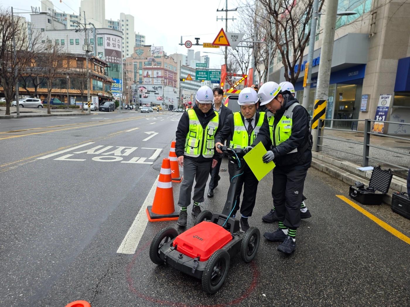 본문 이미지 - 박창근 원장(가운데)이 협소지역용(핸디형) GPR 탐사장비로 점검중인 모습(국토안전관리원 제공). 뉴스1 ⓒ News1